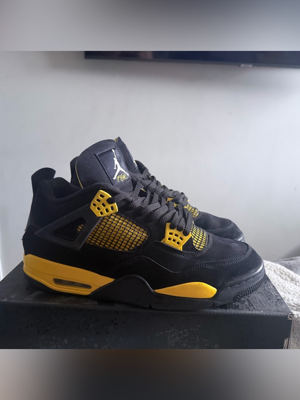 Jordan 4 - thunder yellow